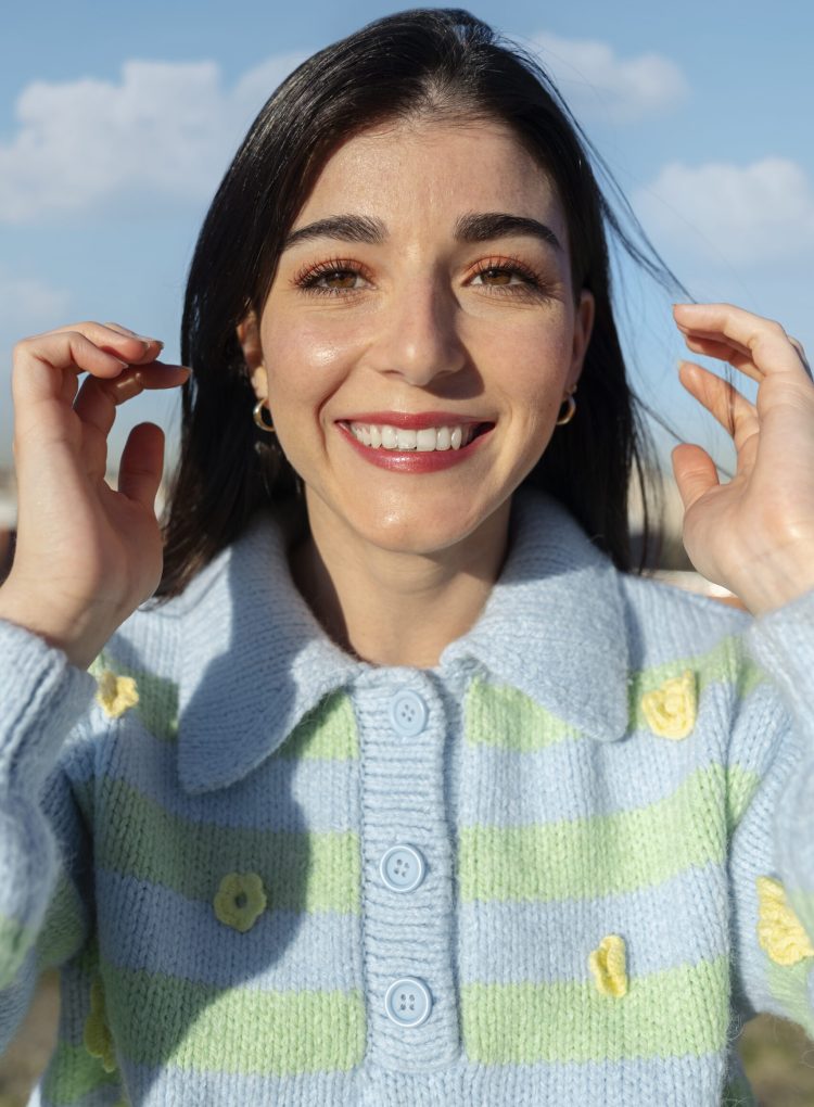 mujer-joven-posar-en-un-campo-al-aire-libre